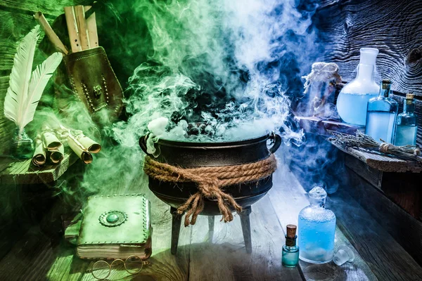 Velho caldeirão bruxo com fumaça azul e verde para o Halloween — Fotografia de Stock