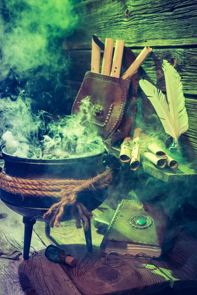 Starý kotel Zaklínač s zelený kouř a knihy pro Halloween — Stock fotografie