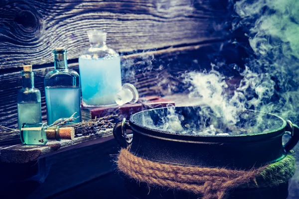 Olla de brujas vieja con pociones azules para Halloween —  Fotos de Stock