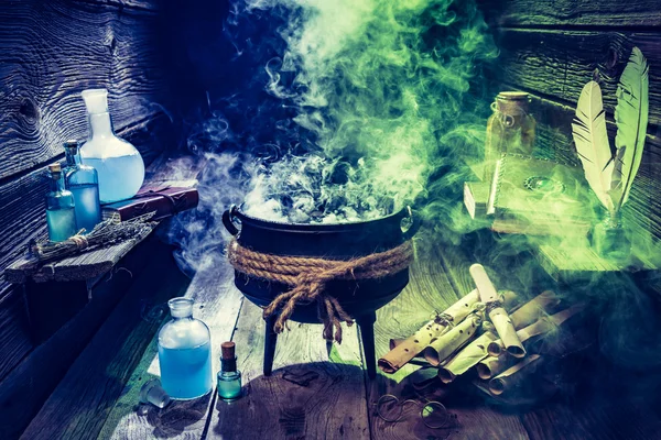 Chaudron sorcier magique avec fumée bleue et verte pour Halloween — Photo