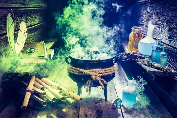 Chaudron sorcier magique avec livres, rouleaux et potions pour Halloween — Photo