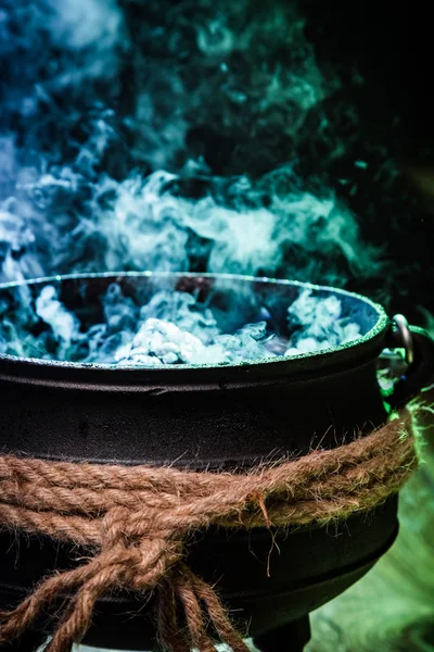 Closeup de caldeirão bruxo com mistura azul para o Halloween — Fotografia de Stock