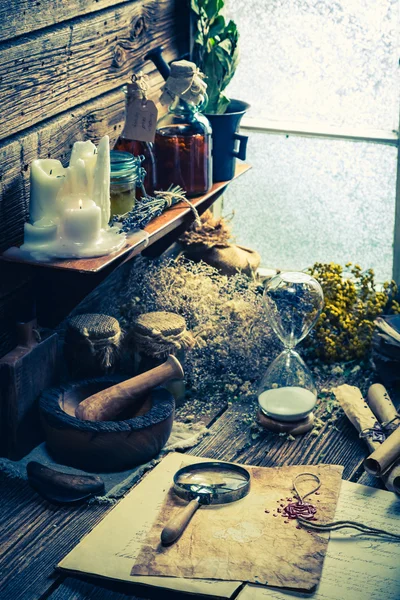 Atelier de griffonnage et de sorcellerie avec rouleaux et ingrédients — Photo