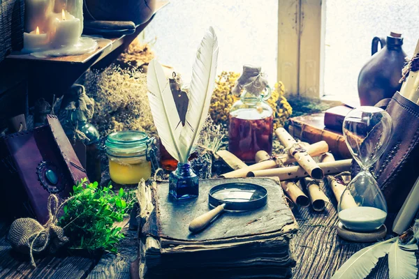 Ведьмина мастерская, полная книг и рецептов — стоковое фото