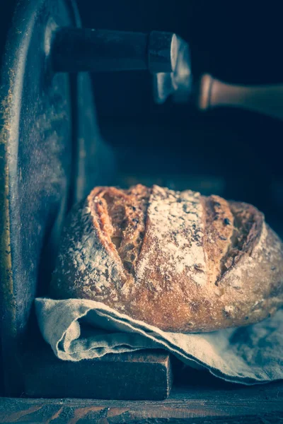 Krojenie Smacznego Bochenka Chleba Krajalnicy — Zdjęcie stockowe