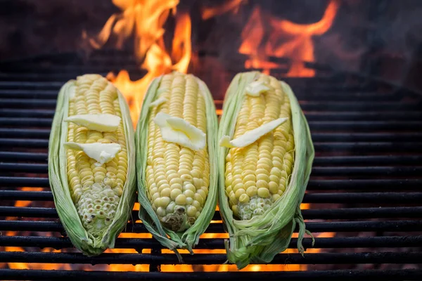 Primer Plano Maíz Fresco Sabroso Parrilla Con Mantequilla Sal Verano — Foto de Stock