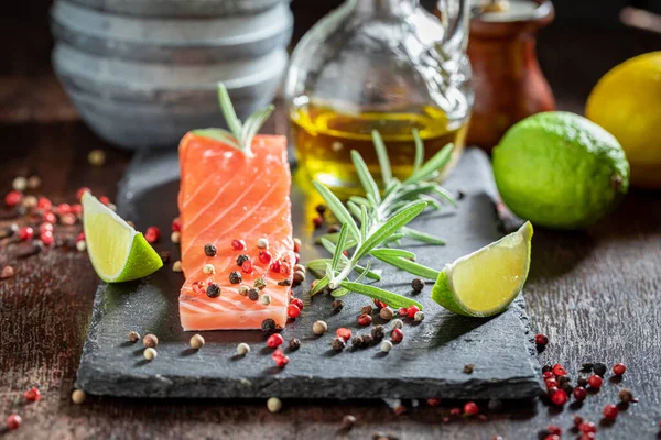 Frischer Roher Lachs Mit Kräutern Und Limetten Auf Steinschiefer — Stockfoto