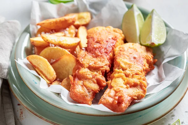 Deliciosas Batatas Assadas Salmão Papel Branco Mesa Madeira — Fotografia de Stock