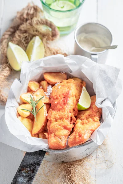 Batatas Assadas Saborosas Salmão Servido Com Limão Sal Mesa Madeira — Fotografia de Stock