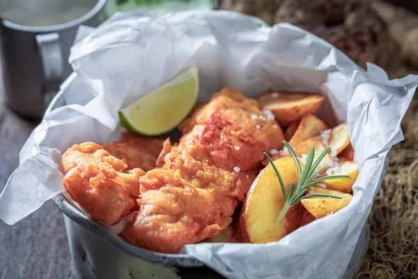 Batatas Fritas Bacalhau Papel Branco Sobre Mesa Madeira — Fotografia de Stock