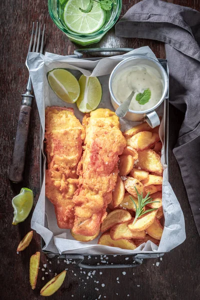 Batatas Assadas Saborosas Salmão Servido Com Molhos Limão Mesa Madeira — Fotografia de Stock