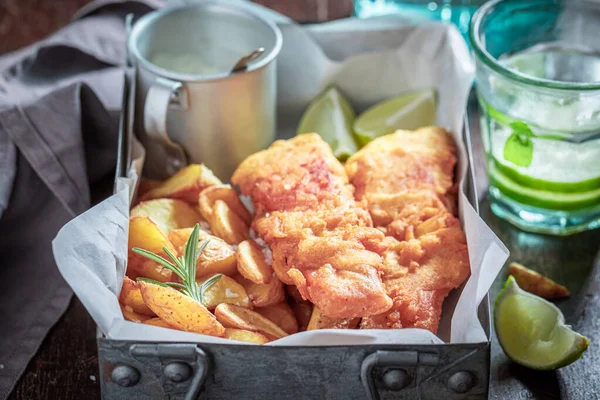 Deliciosas Batatas Fritas Bacalhau Papel Branco Mesa Madeira — Fotografia de Stock