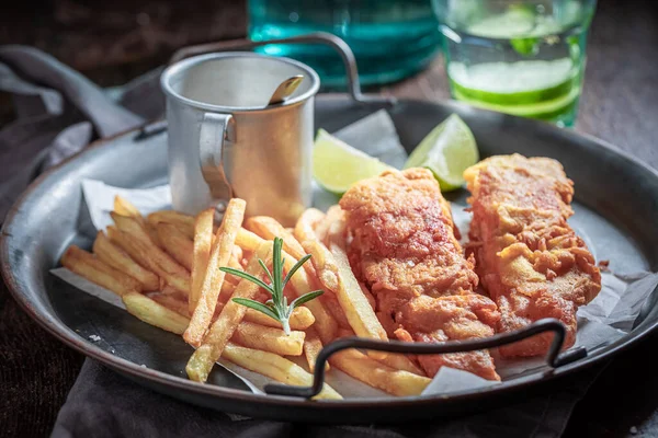 Batatas Assadas Caseiras Salmão Servido Com Limão Sal Mesa Madeira — Fotografia de Stock