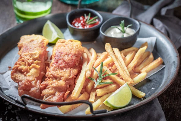 Heerlijke Frietjes Kabeljauw Geserveerd Met Sauzen Limoen Houten Tafel — Stockfoto