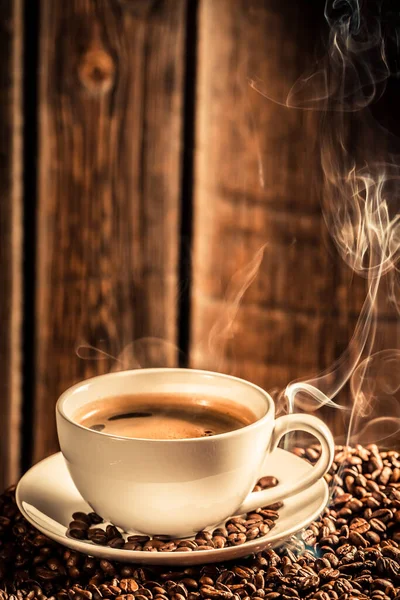 新鮮なコーヒーカップと煙とロースト穀物の閉鎖 — ストック写真