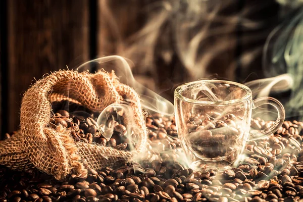 Närbild Påse Med Kaffekorn Och Liten Kopp — Stockfoto