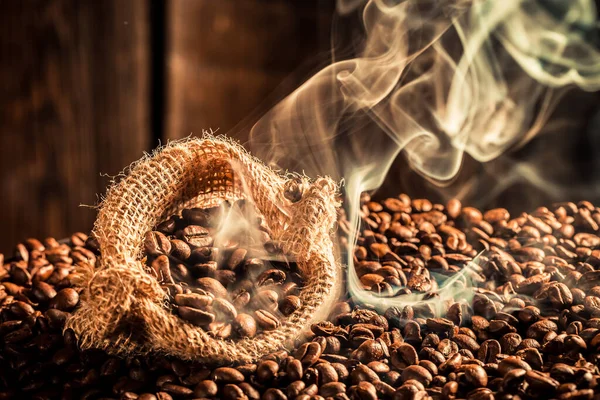Pörkölt Kávészemek Füsttel Töltött Vászonzsákok Közelsége — Stock Fotó