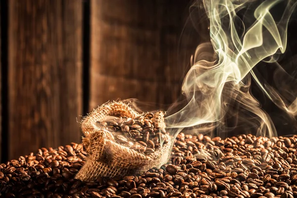 Крупный План Кофейной Сумки Полной Интенсивных Семян Кофе — стоковое фото