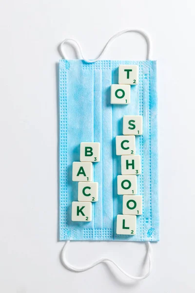 Inscriptie Terug Naar School Het Beschermende Masker Witte Achtergrond Pandemische — Stockfoto