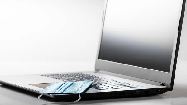 Wegwerp Gezichtsmasker Laptop Witte Achtergrond Afstandswerk Tijdens Covid Pandemie — Stockfoto