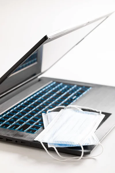 Escritório Novo Normal Durante Pandemia Mesa Trabalho Com Laptop Máscara — Fotografia de Stock