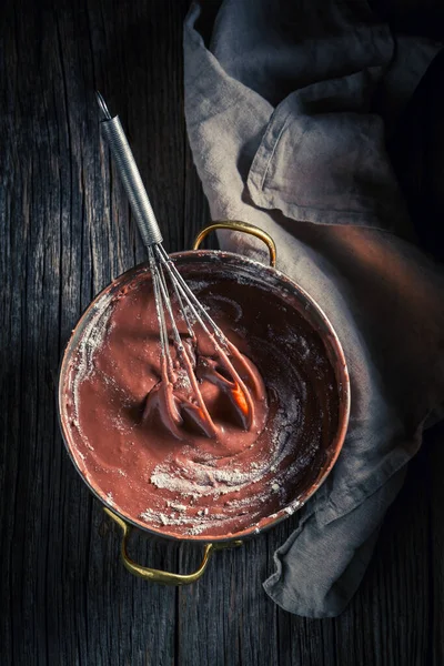 Süt Şeker Kakaodan Yapılmış Yapımı Çikolatanın Eski Ahşap Masa Üzerindeki — Stok fotoğraf