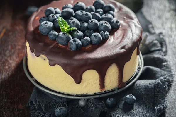 Finom Áfonyás Sajttorta Friss Gyümölcsből Csokoládé Mázzal Asztalon — Stock Fotó