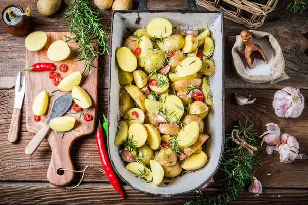 Leckere Ofenkartoffeln Mit Kirschtomaten Knoblauch Und Rosmarin Auf Holztisch — Stockfoto