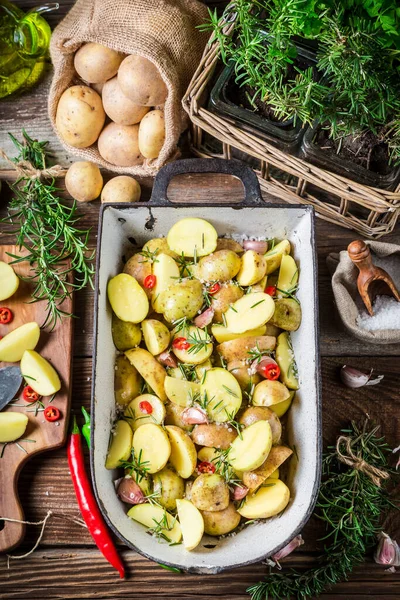 Leckere Ofenkartoffeln Mit Knoblauch Rosmarin Und Auf Holztisch — Stockfoto