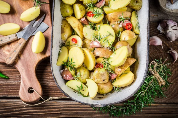 Ovanifrån Bakad Potatis Med Vitlök Rosmarin Och Olja Träbord — Stockfoto