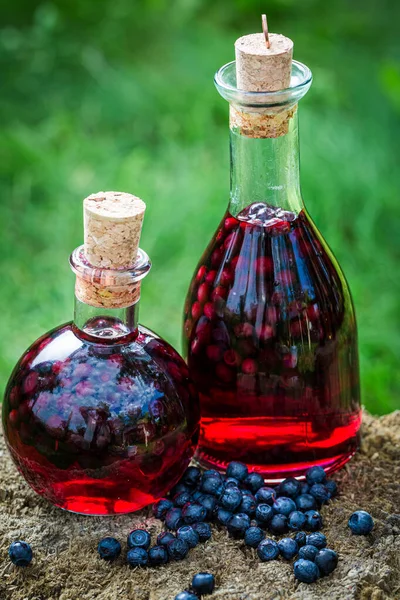 Bouteille Liqueur Aux Myrtilles Alcool Dans Jardin Été — Photo