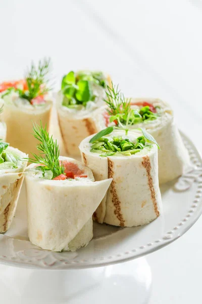 Tortilla Com Salmão Queijo Legumes Para Almoço Prato Branco — Fotografia de Stock