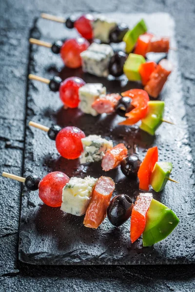 Smaklig Fingermat Med Kött Och Grönsaker Svart Sten — Stockfoto