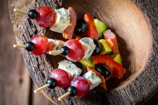 Primer Plano Snacks Fríos Con Carne Queso Uvas Cuenco Madera — Foto de Stock