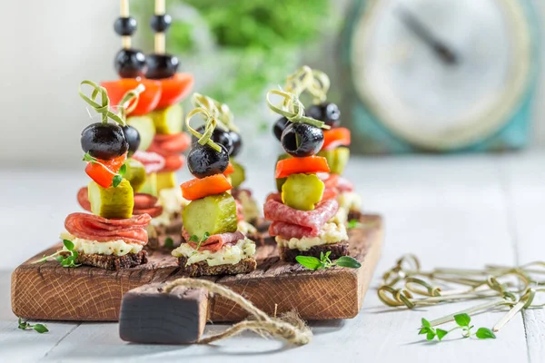 Hemlagad Fingermat Kött Oliv Och Grönsaker Vitt Bord — Stockfoto