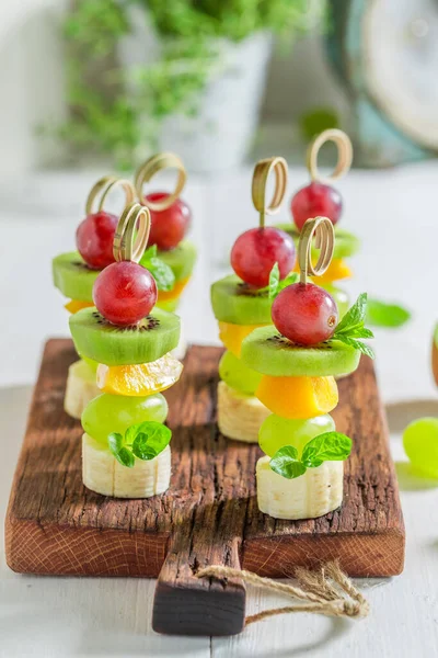 Beyaz Masada Meyve Nane Şekerinden Yapılmış Yapımı Lezzetli Atıştırmalıklar — Stok fotoğraf
