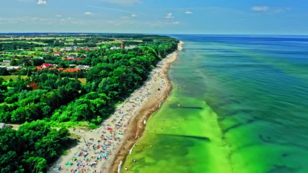 Voler au-dessus de la plage bondée sur la mer Baltique, Pologne — Video