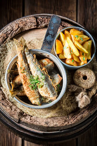 Fechar Peixe Arenque Saboroso Com Batatas Fritas Sal Velho Barril — Fotografia de Stock