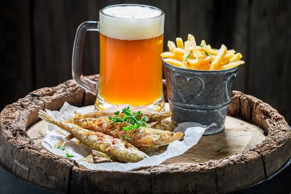 Pescado Casero Frito Con Papas Fritas Cerveza Fría Barril Viejo — Foto de Stock