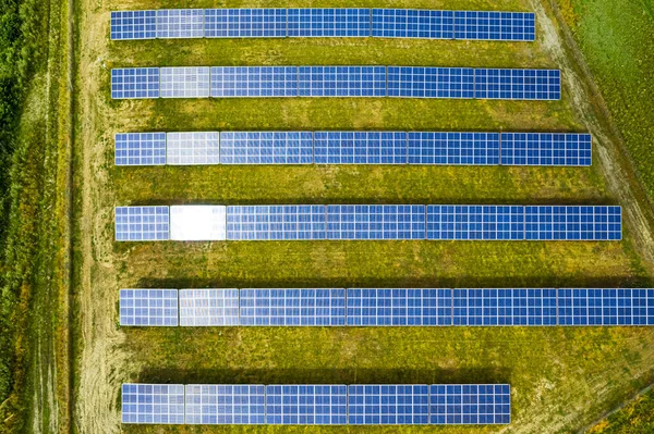 Blick Von Oben Auf Sonnenkollektoren Auf Der Grünen Wiese Polen — Stockfoto
