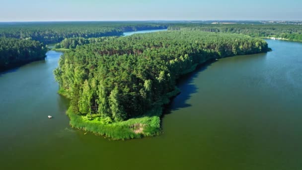 Gran isla en el lago en Polonia, vista aérea — Vídeos de Stock