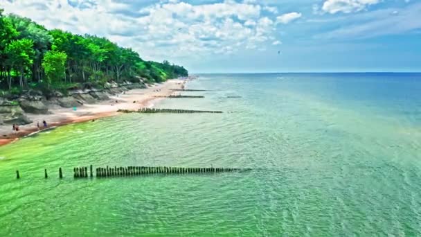 Água azul-turquesa e praia no Mar Báltico, Polônia — Vídeo de Stock