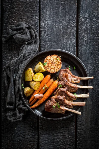 Bovenaanzicht Van Geroosterde Lamsribbetjes Met Groenten Tijm Verbrande Tafel — Stockfoto