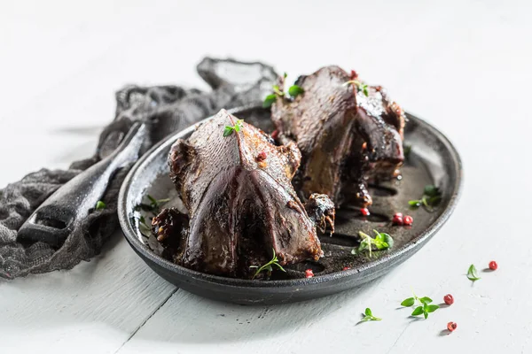 Palomas Asadas Caseras Con Especias Pimienta Sobre Mesa Blanca — Foto de Stock