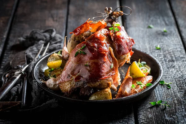 Gustoso Fagiano Grigliato Con Pancetta Spezie Verdure Sul Tavolo Bruciato — Foto Stock