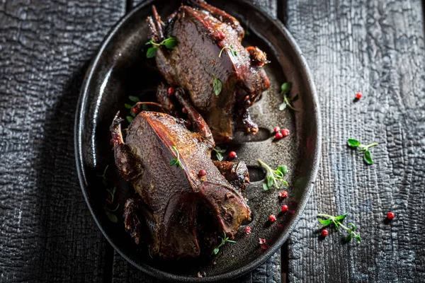 Vista Superior Dos Palomas Salvajes Asadas Con Especias Mesa Quemada —  Fotos de Stock