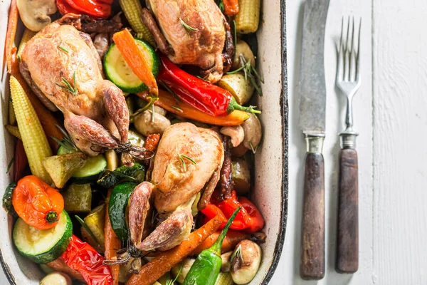 Bovenaanzicht Van Smakelijke Geroosterde Kwartels Met Groenten Ovenschotel — Stockfoto