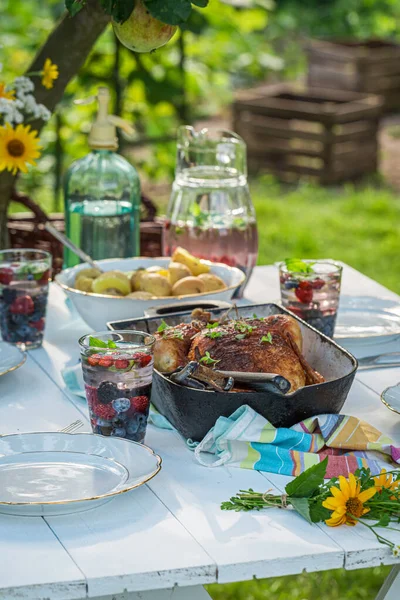 Jantar Verão Com Frango Batatas Servidas Jardim Ensolarado — Fotografia de Stock