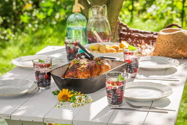 Zelfgemaakt Diner Met Aardappelen Geroosterde Kip Tuin — Stockfoto