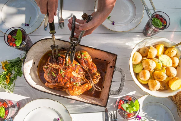 Bovenaanzicht Van Het Snijden Van Geroosterde Kip Voor Het Zomerdiner — Stockfoto